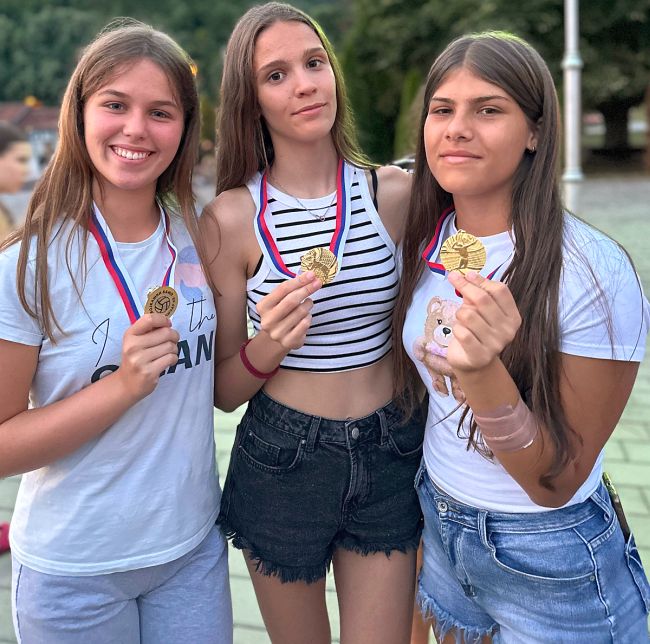 aaaPolaznice sa medaljama i trenerom 5
